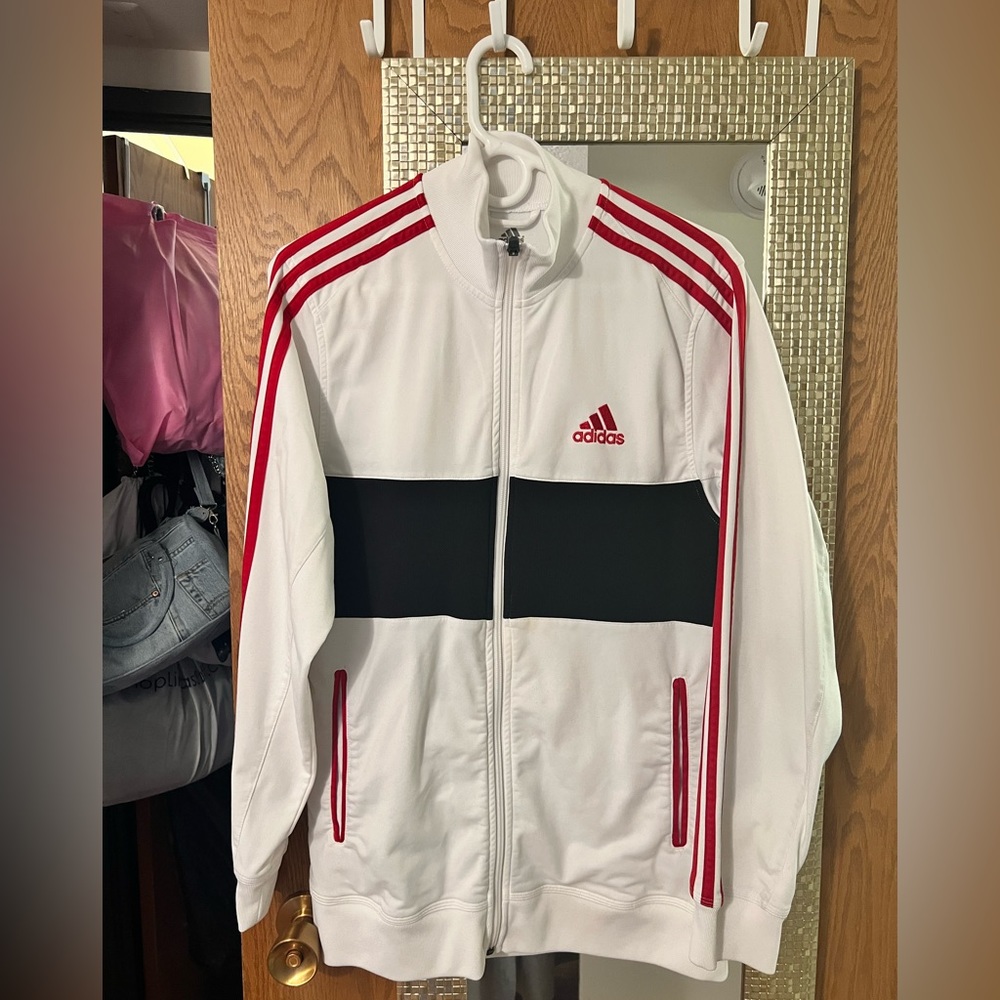 CLASSIC ADIDAS WHITE JACKET… UNISEX.. SIZE MEDIUM… EXCELLENT CONDITION.